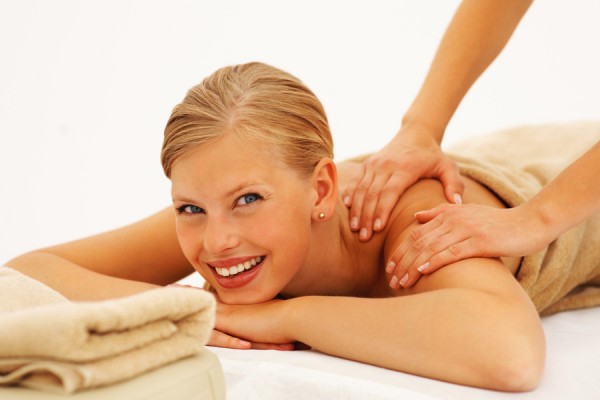 Frau auf Massageliege