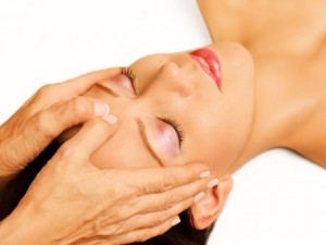 Frau bei der Cranio Sacral Therapie