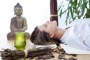 Frau bei Tibetischer-Massage