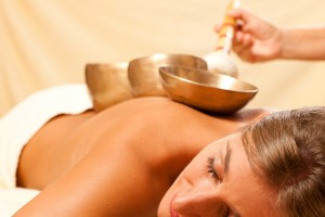 eine Frau bekommt eine Klangschalenmassage