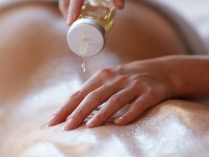 Massage mit einem Aromaöl