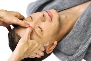Mann bekommt eine Gesichtsmassage